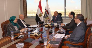 وزير قطاع الأعمال يبحث مع جمعية المصدرين فرص الاستثمار فى قطاع الغزل والنسيج