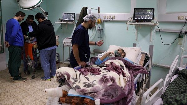 أطباء مستشفى في غزة يفاضلون بين المرضى وفقاً لفرص النجاة