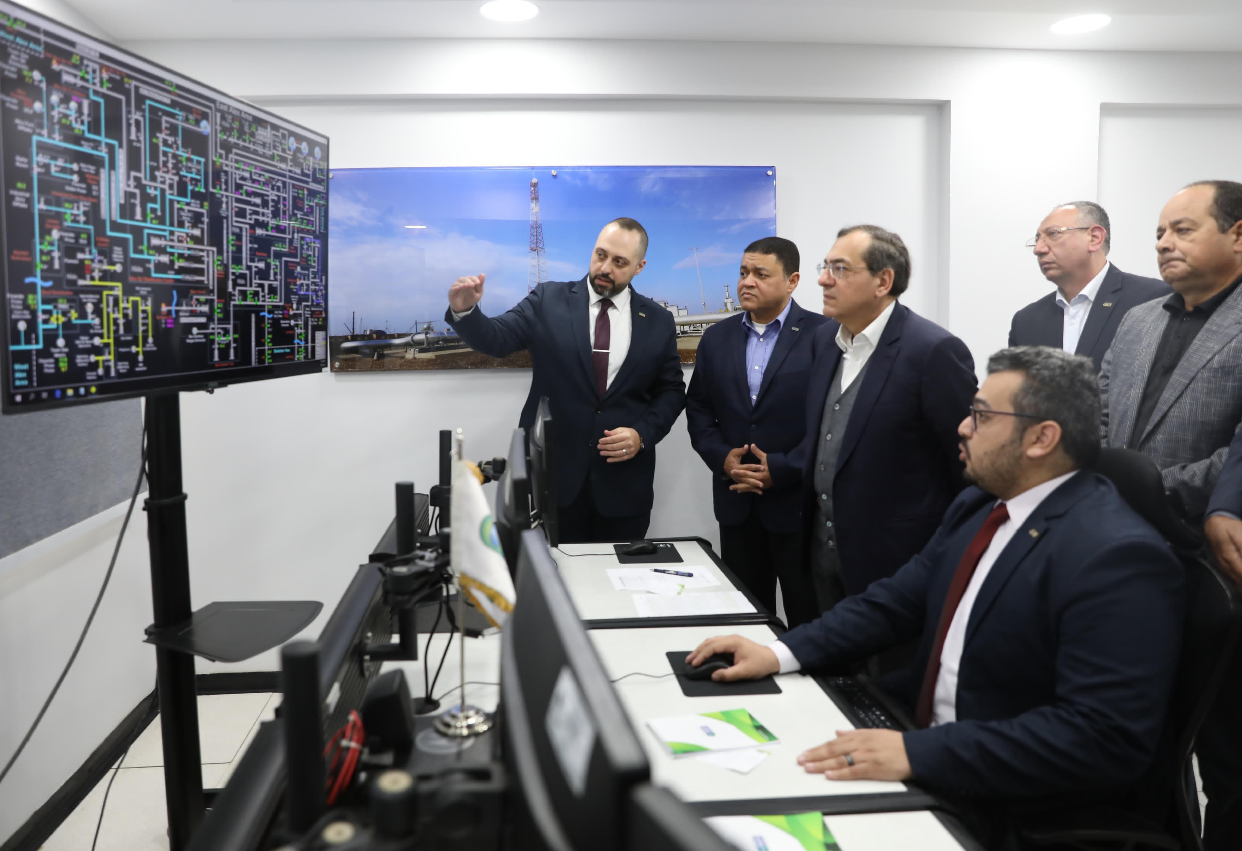 وزير البترول يتفقد توسعات محطة ضواغط غاز دهشور ومركز التحكم التبادلى الجديد