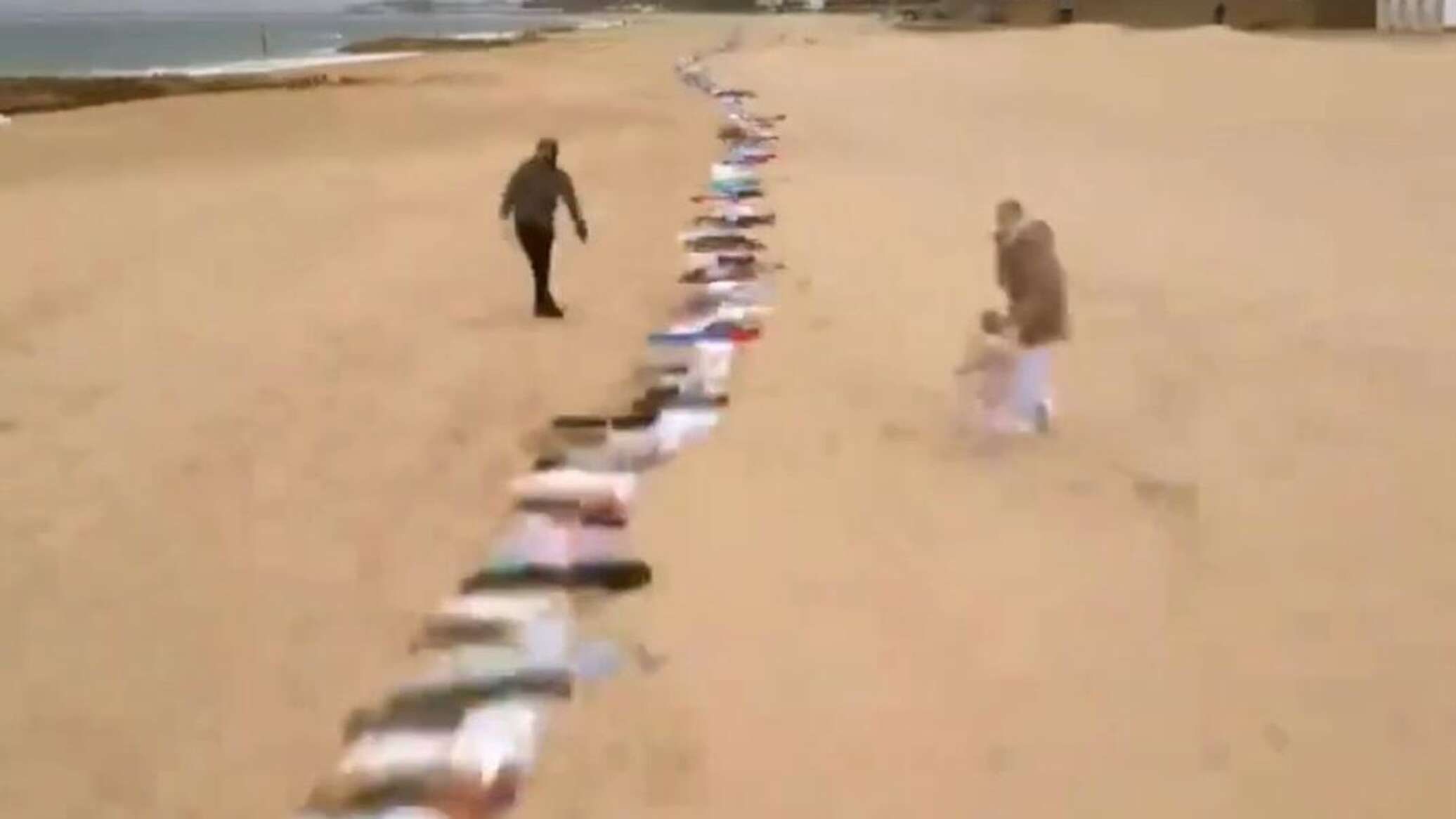 "أجساد أطفال غزة" تفترش شاطئا بريطانيا لمسافة 5 كيلومتر... فيديو