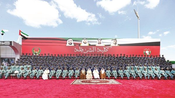 سيف بن زايد يشهد حفل تخريج كلية الشرطة