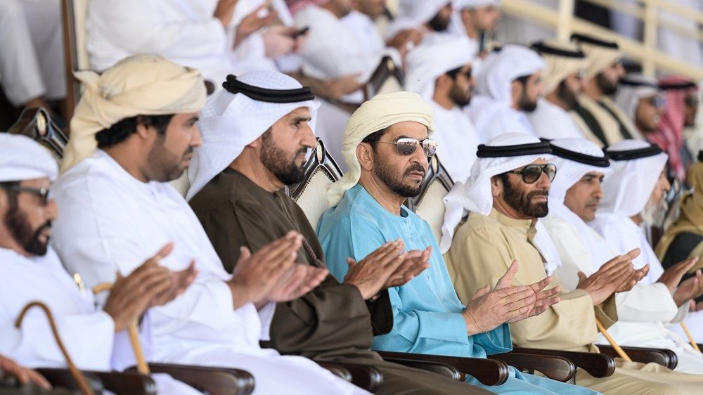 حمدان بن زايد يتوج الفائزين بمزاينة الإبل في مهرجان الظفرة