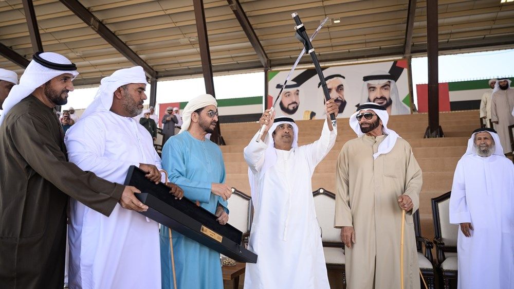 حمدان بن زايد يتوج الفائزين بمزاينة الإبل في مهرجان الظفرة