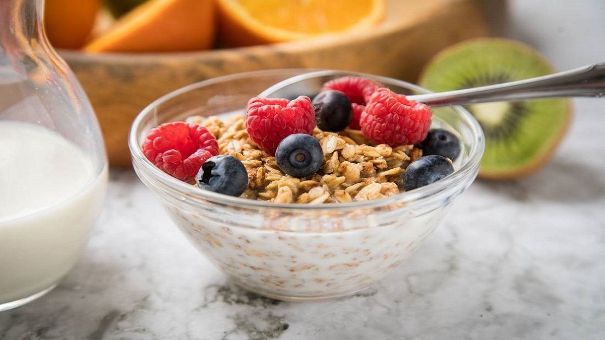 الامارات | للاستفادة بمادة مهمة جداً للصحة.. تناول العنب والتوت بهذه النصيحة