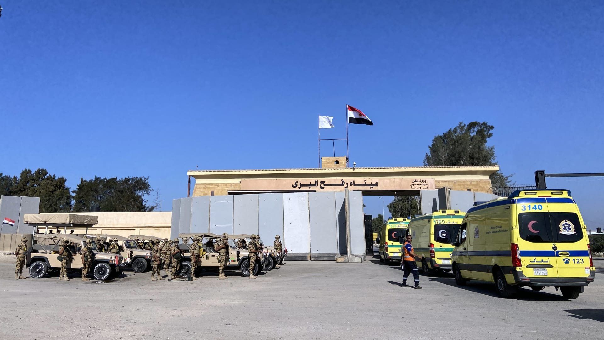 ميناء رفح البري يستقبل 76 مصاباً ومرافقاً فلسطينياً