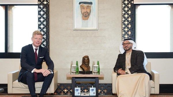 أنور قرقاش يلتقي المبعوث الأممي إلى اليمن