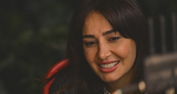 بصور من الكواليس.. حلا شيحة تروّج لمسلسل “إمبراطورية ميم”