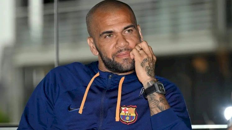 نجم برشلونة السابق ألفيش ينفي مزاعم الاغتصاب