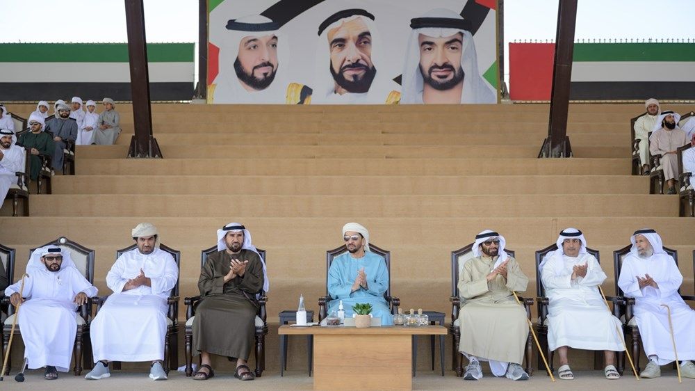 حمدان بن زايد يتوج الفائزين بمزاينة الإبل في مهرجان الظفرة