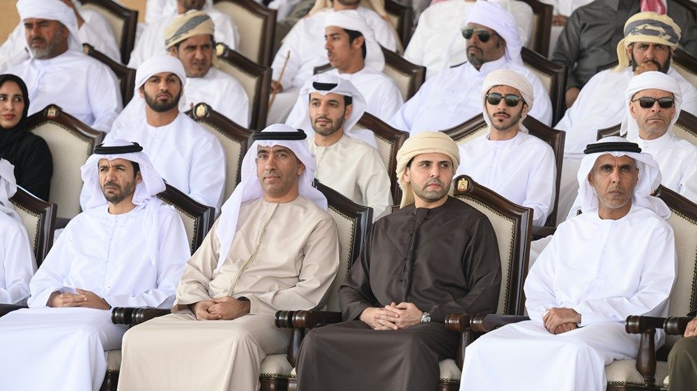 حمدان بن زايد يتوج الفائزين بمزاينة الإبل في مهرجان الظفرة
