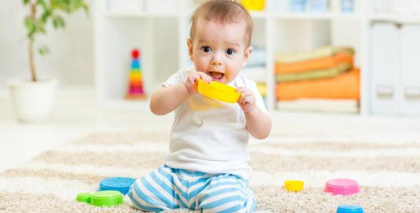 كيف تكشفين ابتلاع طفلك لشئ غريب؟.. 9 علامات احذريها