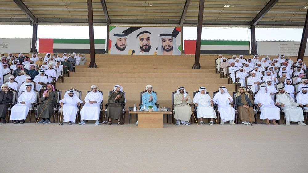 حمدان بن زايد يتوج الفائزين بمزاينة الإبل في مهرجان الظفرة