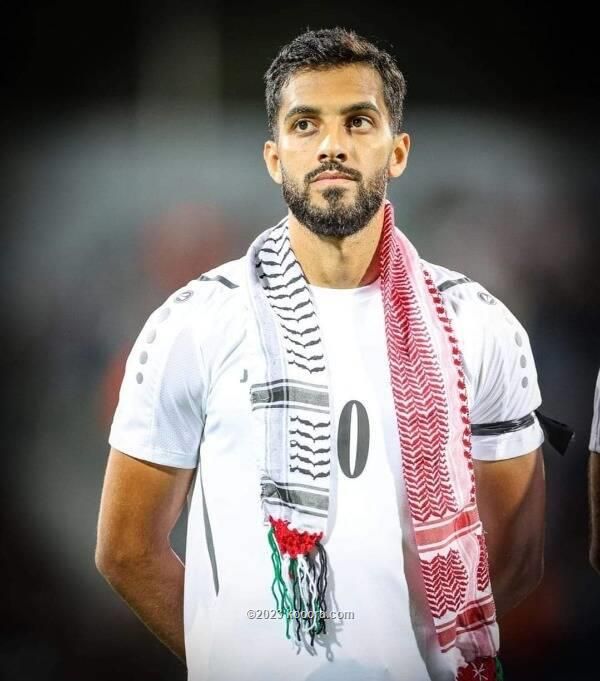 الامارات | من هو موسى التعمري وما هو اللقب الذي يفضّله على "ميسي الأردن" ولماذا رفع علم العراق بعد فوز منتخبه على المنتخب العراقي ؟