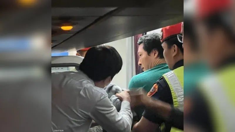 مشاهد فوضوية.. حاول فتح مخرج الطائرة قبل إقلاعها وتعلل بـ"ذي الملابس السوداء"!