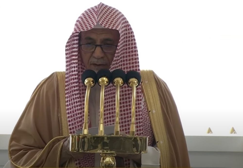 "ركن النجاح وعماد الأوطان".. خطيب المسجد الحرام يحذر من الحط من مكانة المعلم