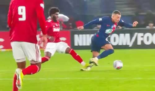 قبل موقعة دوري الأبطال.. مبابي يُثير مخاوف باريس بإصابة مقلقة