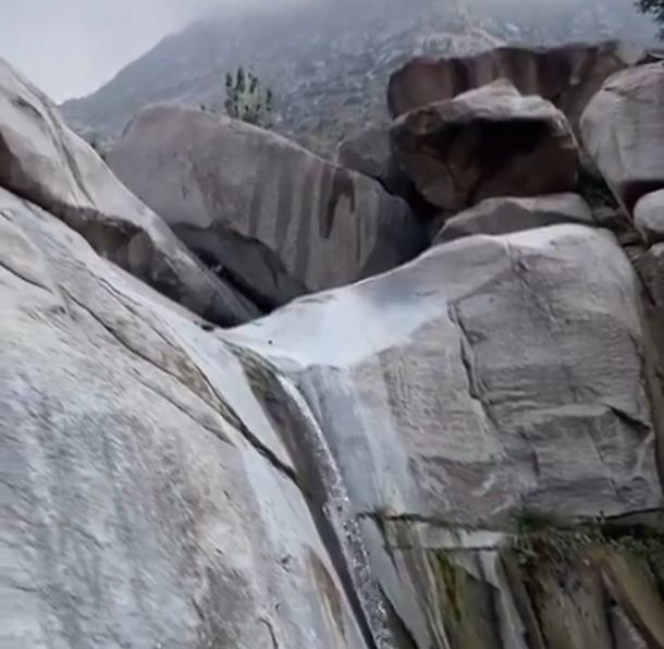 لقطات بديعة لتدفق شلالات وادي النعمان بمكة