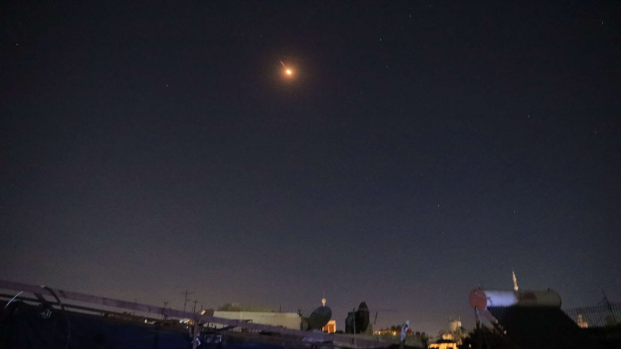 مراسل "الخليج 365": عدوان إسرائيلي يوقع سلسلة انفجارات في ريف العاصمة السورية دمشق.. فيديو