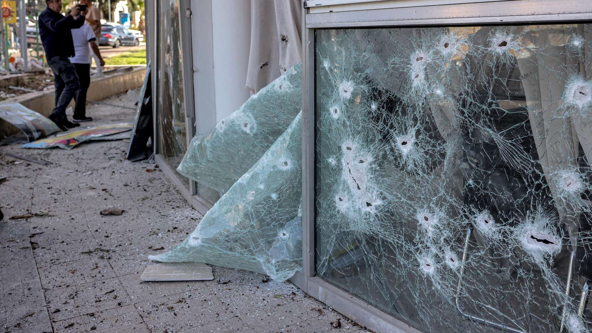 استهداف مبنى في "كريات شمونة" الإسرائيلية بصاروخ موجه من لبنان