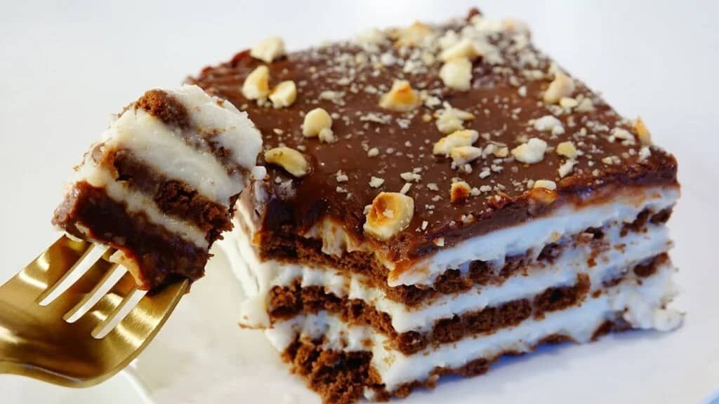 حلوى لذيذة وطعمها رائع وبدون فرن اعملي كيكة البسكويت بالشوكولاتة في البيت بمكونات سهلة