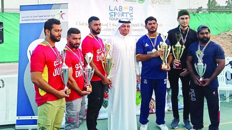 الامارات | تتويج أبطال «مصارعة الذراعين» في الدورة العمالية الرياضية