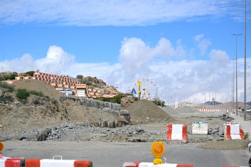 محافظ الطائف يقف على مشروع توسعة الطريق الغربي للمحافظة