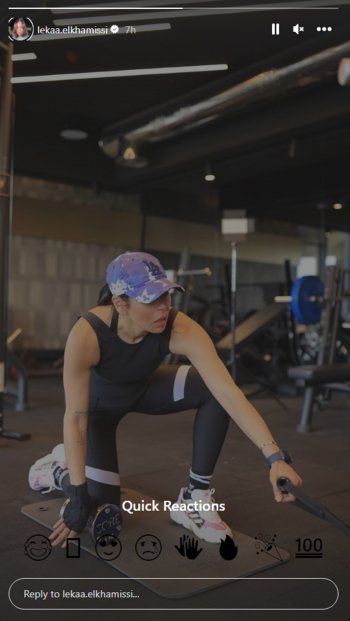 لقاء الخميسي تثير الجدل بسروالها الغريب