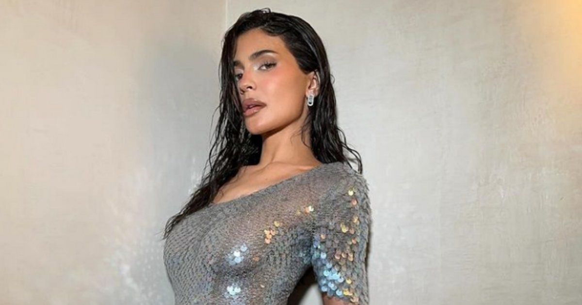 ببطن مكشوف..كايلي جينر تستعرض رشاقتها و أنوثتها بلوك أسود رائع