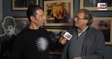خالد يوسف يكشف بداية معرفته بيوسف شاهين ومواقفه الإنسانية معه.. فيديو