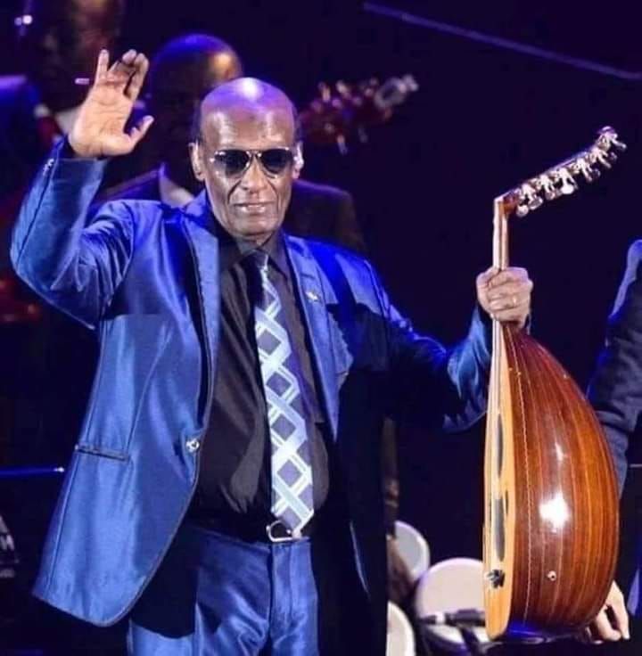 بالفيديو.. الفنان الراحل محمد الأمين يحكي موقف طريف حدث له مع معجب قام بتسمية “كلبه” على أغنيته الشهيرة (أسمر) وأحس بالذنب والإحراج.. شاهد كيف رد عليه الفنان الراحل؟