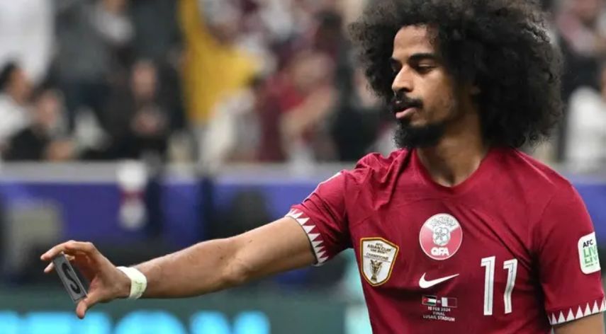 الامارات | لماذا احتفل أكرم عفيف بورقة "الشدّة" بعد كل هدف وما علاقة زوجته ؟