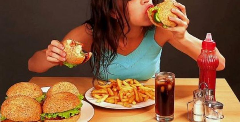 تحذير من العادات الغذائية اليومية.. بوابة الإصابة بالاكتئاب