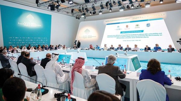 مكتوم بن محمد: تطوير وتطبيق سياسات مستدامة تركز على التمكين المالي