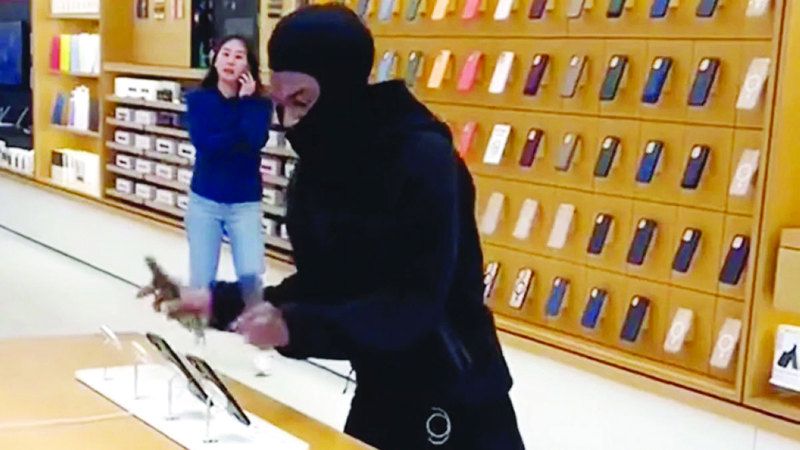 الامارات | اعتقال أميركي سرق 50 هاتف «آي فون» من متجر