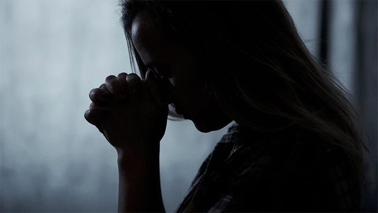 الدنيا كانت زحمة.. تفاصيل جريمة هتك عرض طالبة داخل مكتبة بالتجمع