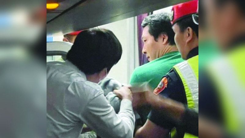 الامارات | سائح كندي «يهذي» يفتح باب طائرة تايلاندية