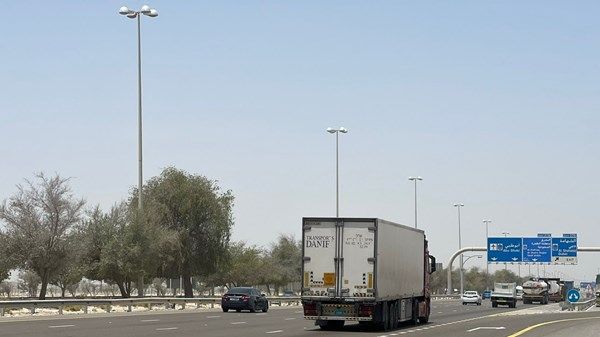 شرطة أبوظبي: منع دخول الشاحنات والمركبات الثقيلة غداً