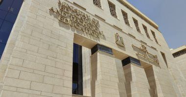 طلاب الثانوية العامة يسلمون استمارة التقدم للامتحانات