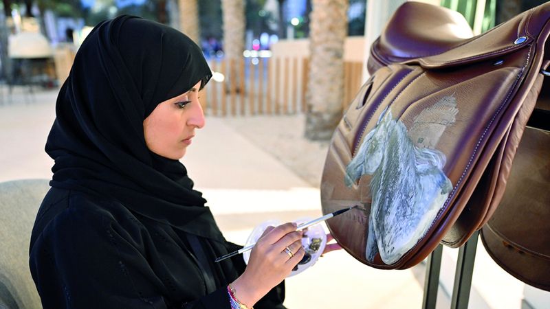 الامارات | أميرة العفيفي تحوّل الجلود إلى لوحات نابضة بالتراث الإماراتي