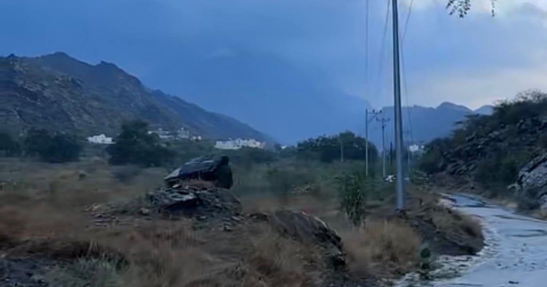 الضباب يغطي الجبال.. الهطولات تُسيل الأودية بـ"قنا عسير" والشلالات حاضرة