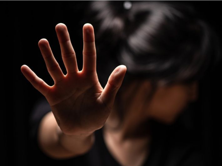 الامارات | مقتل طفلة وضعتها أمّها (بالخطأ) في الفرن بدل السرير
