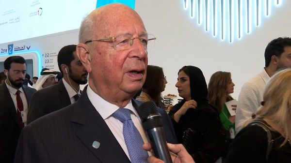 رئيس "دافوس": الإمارات تلتزم نهجاً تطلعياً استشرافياً
