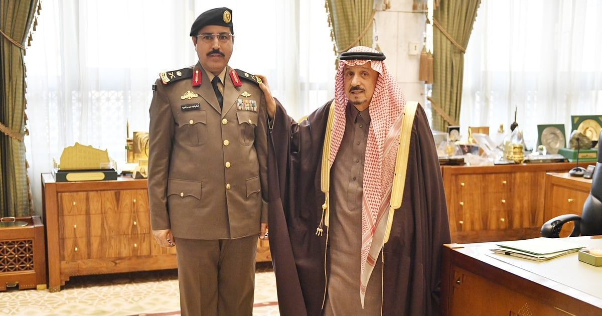 أمير الرياض يُقلد "ابن شويه" رتبة "لواء ركن"