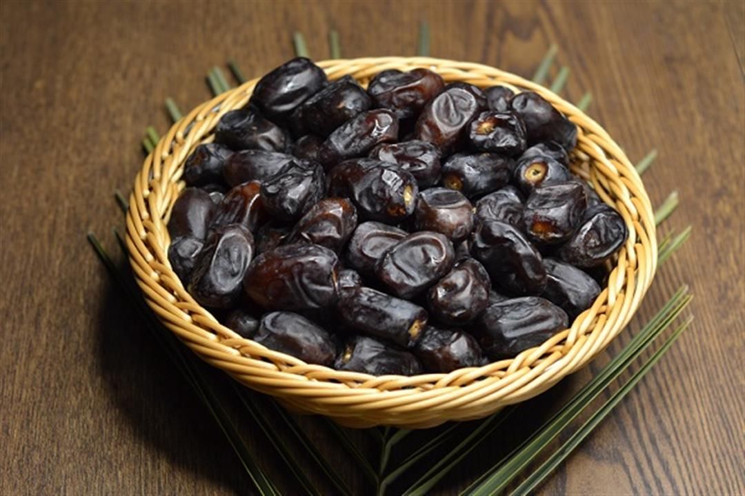 هذا ما يحدث للسكر في الدم عند تناول البلح الأسود.. 5 تأثيرات مفاجئة