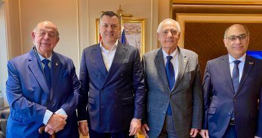 وزير السياحة والآثار يناقش فعاليات نادى السيارات المصرى للترويج للسياحة