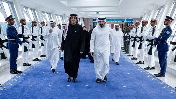 حمدان بن محمد في مقدمة مستقبلي رئيس مجلس الوزراء القطري