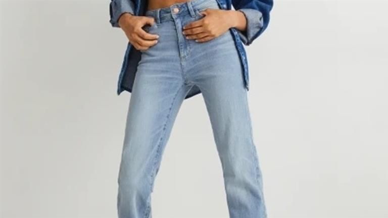 جينز "القصة المستقيمة" نجم موضة 2024