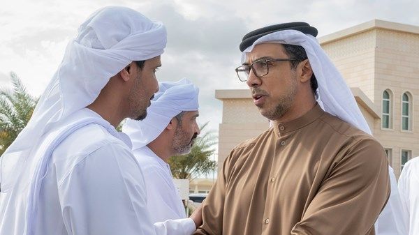 منصور بن زايد يقدم واجب العزاء في الشهيد محمد المنصوري