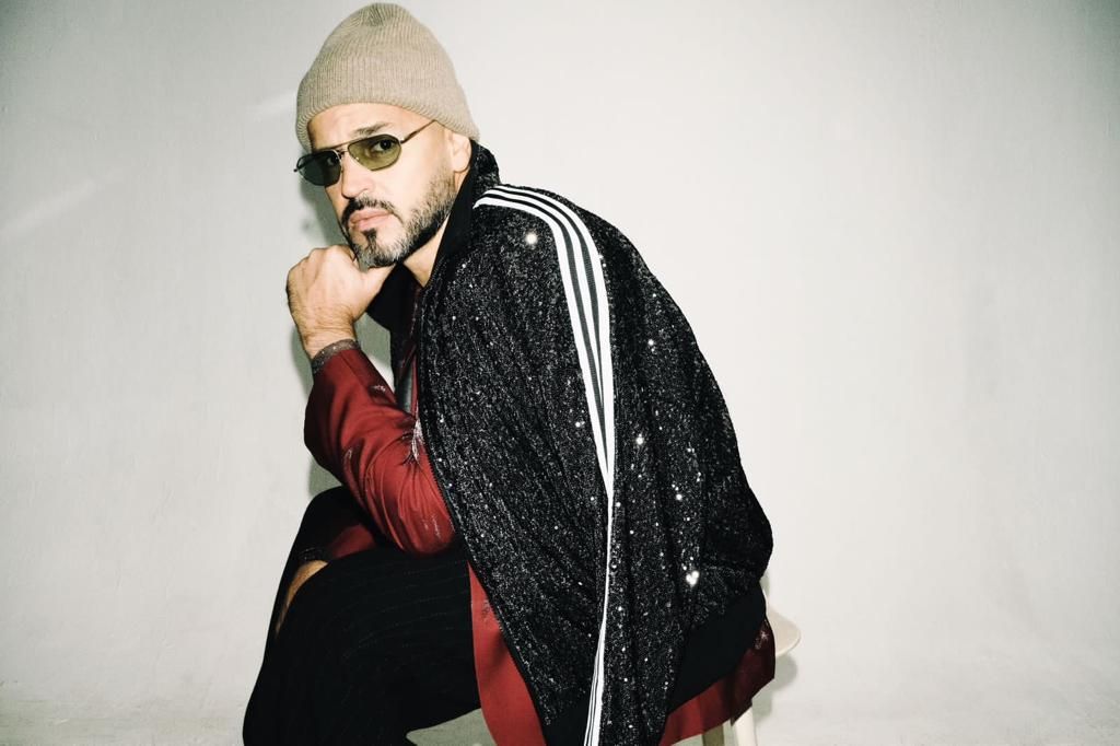 أبو يصدم جمهوره بعيد الحب بأغنية "كدابين"