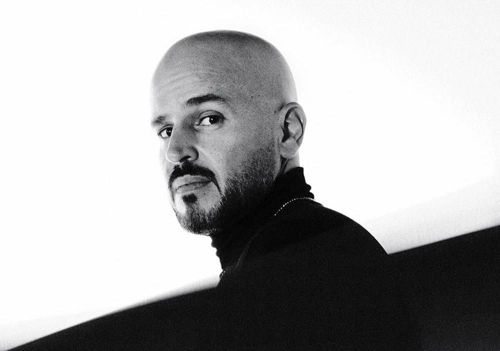 أبو يصدم جمهوره بعيد الحب بأغنية "كدابين"